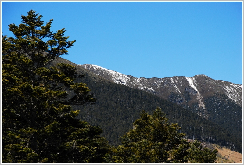 2012-03-05 11-10-24往東峰途中看聖稜殘雪.JPG